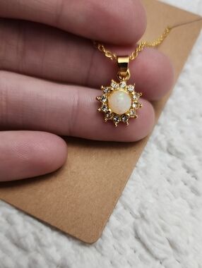 Luxury Round White Imitation Opal Pendant Necklace, Women's Accessories,